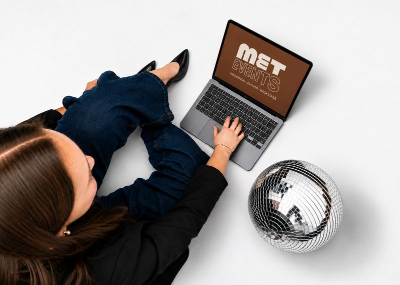 Lieke achter haar laptop met het logo van MET EVENTS en een discobal