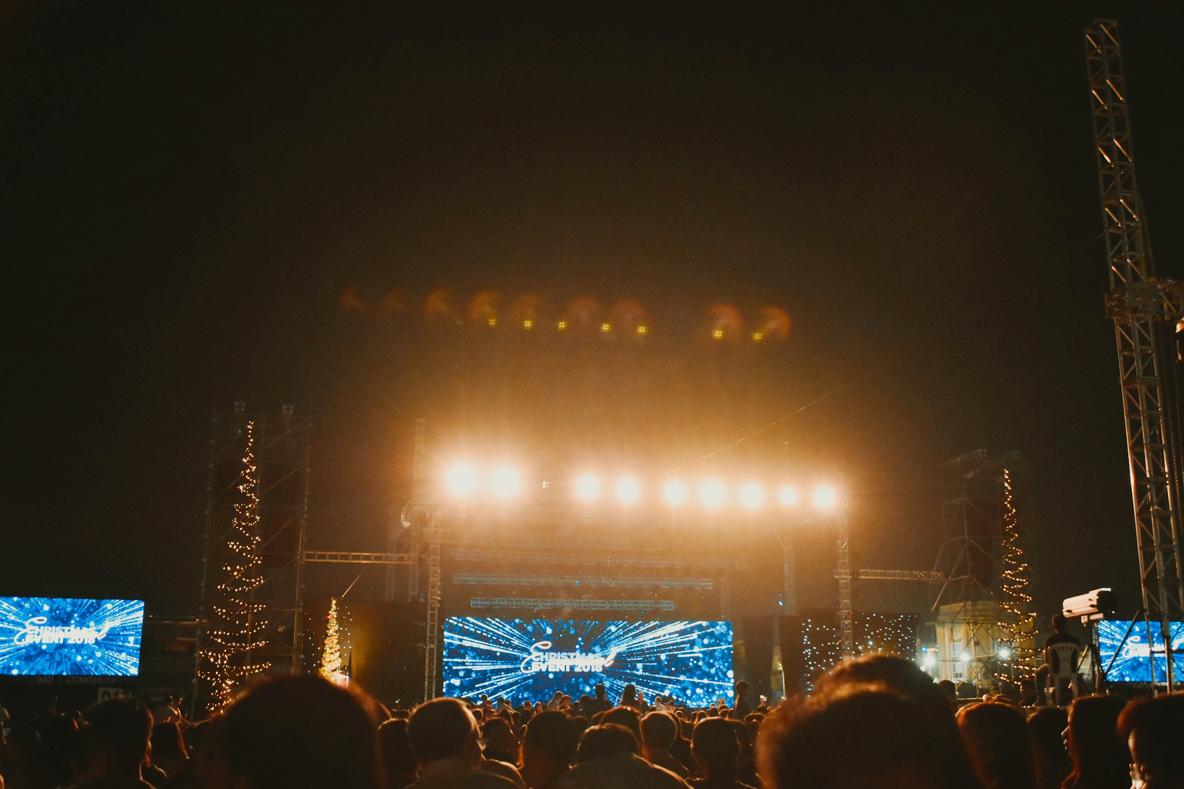 Publiek bij een verlicht live evenement
